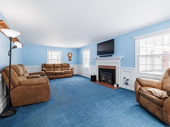 5th image of 190 Courtly Cir