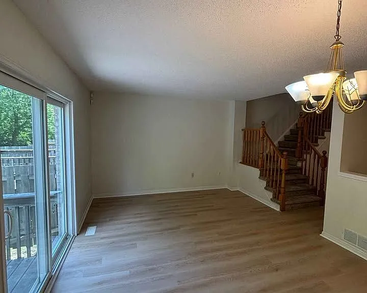 26 Roehampton Cres — Photo 3