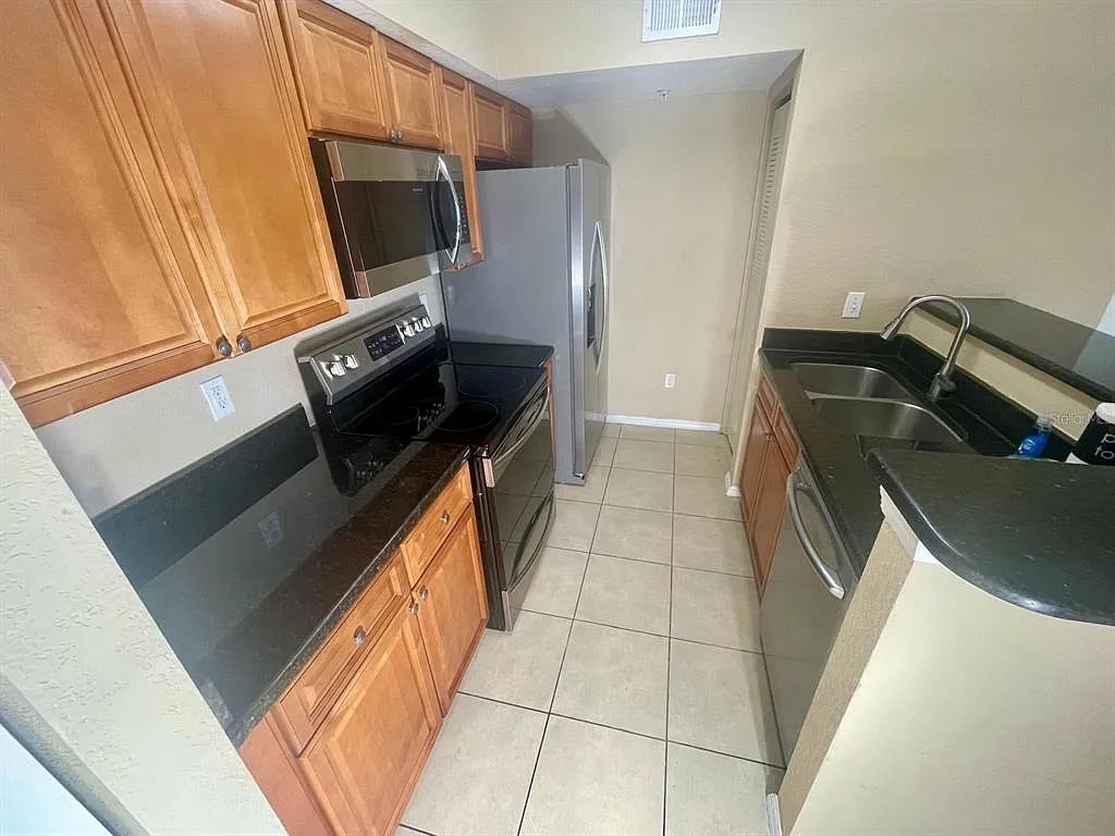 2 bed, 2.0 bath, 1026 sqft, $1,600 — Photo 4