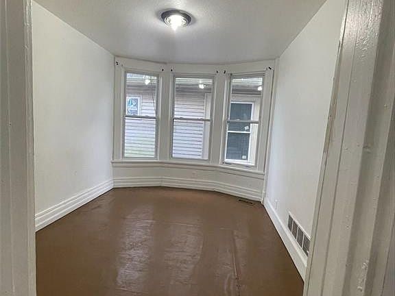 4th image of 705 Forsythe St