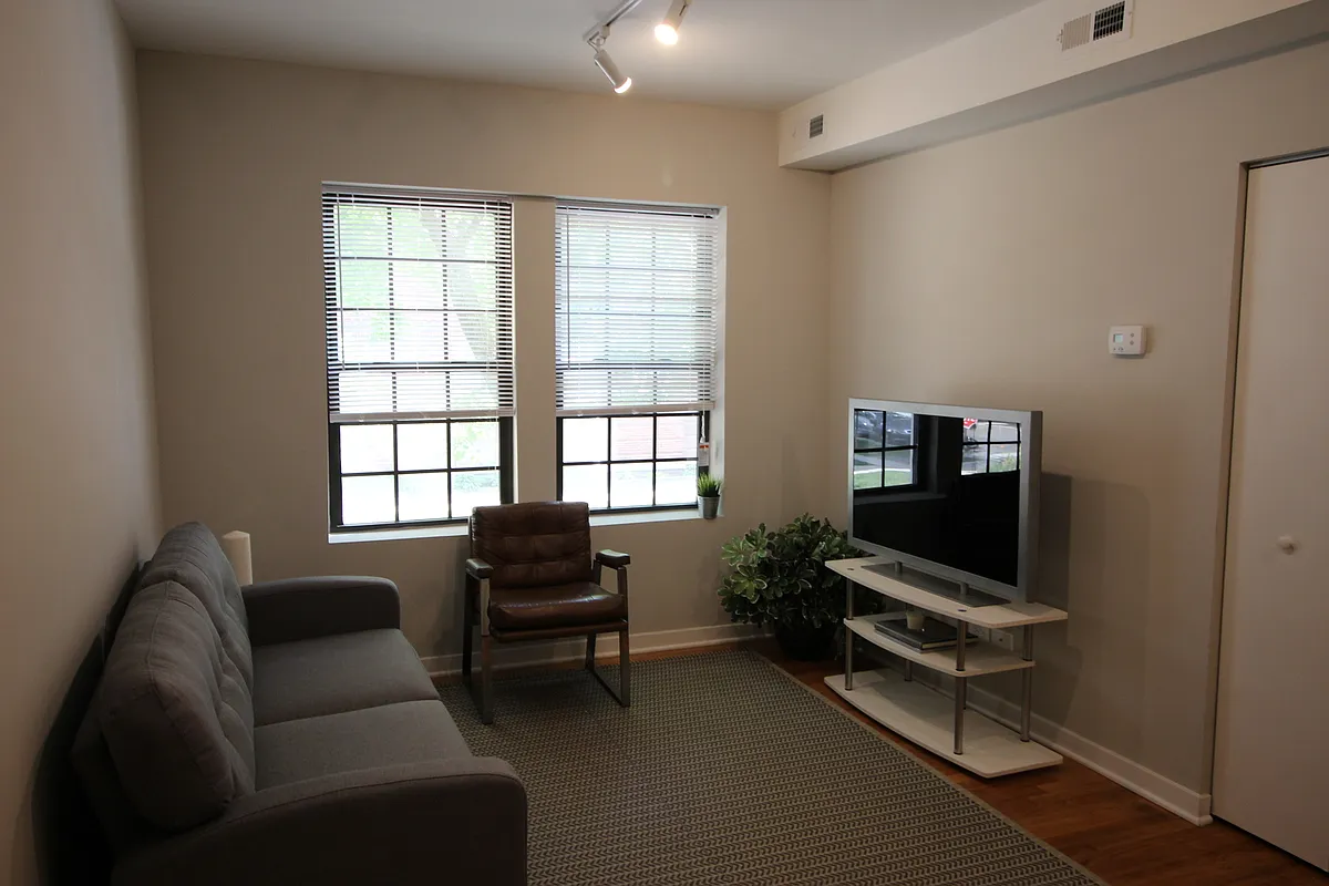 Building Photo - 3104 W Sunnyside Ave #3R