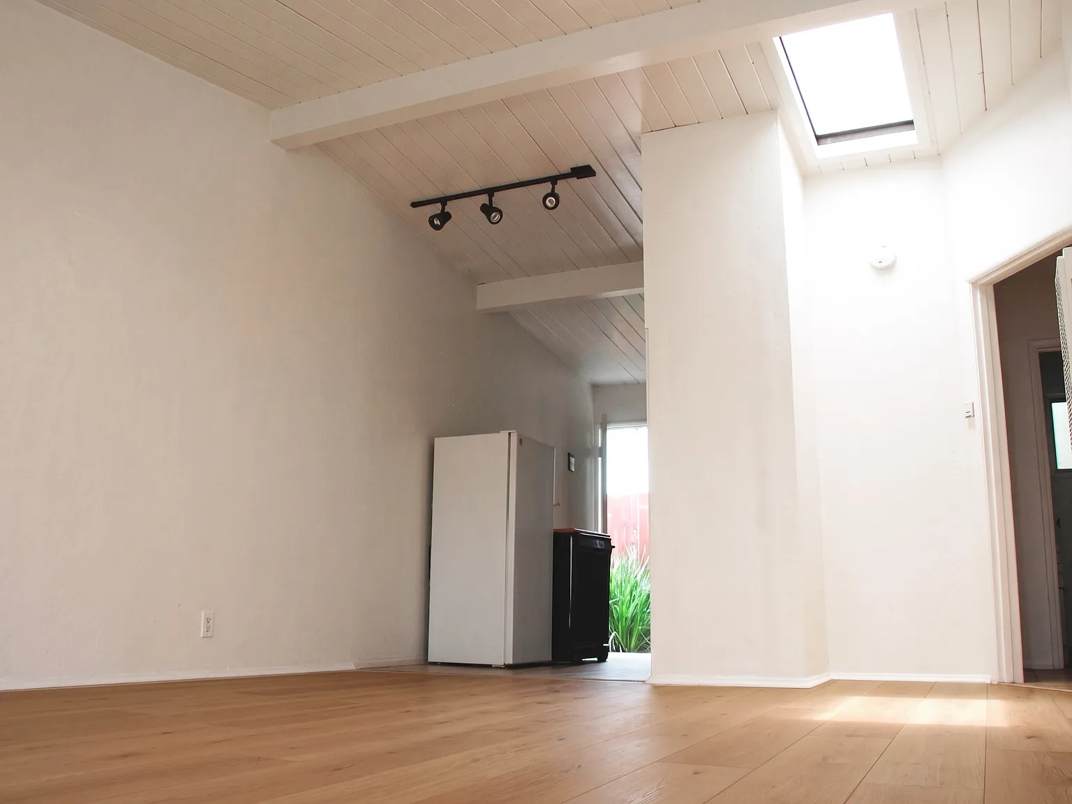 4 bed, 1100 sqft, $11,200 — Photo 4