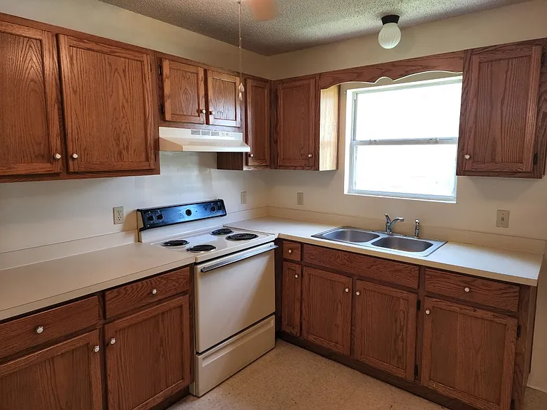 209 E Broad St — Photo 11