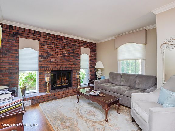 4th image of 182 Isabella Ave