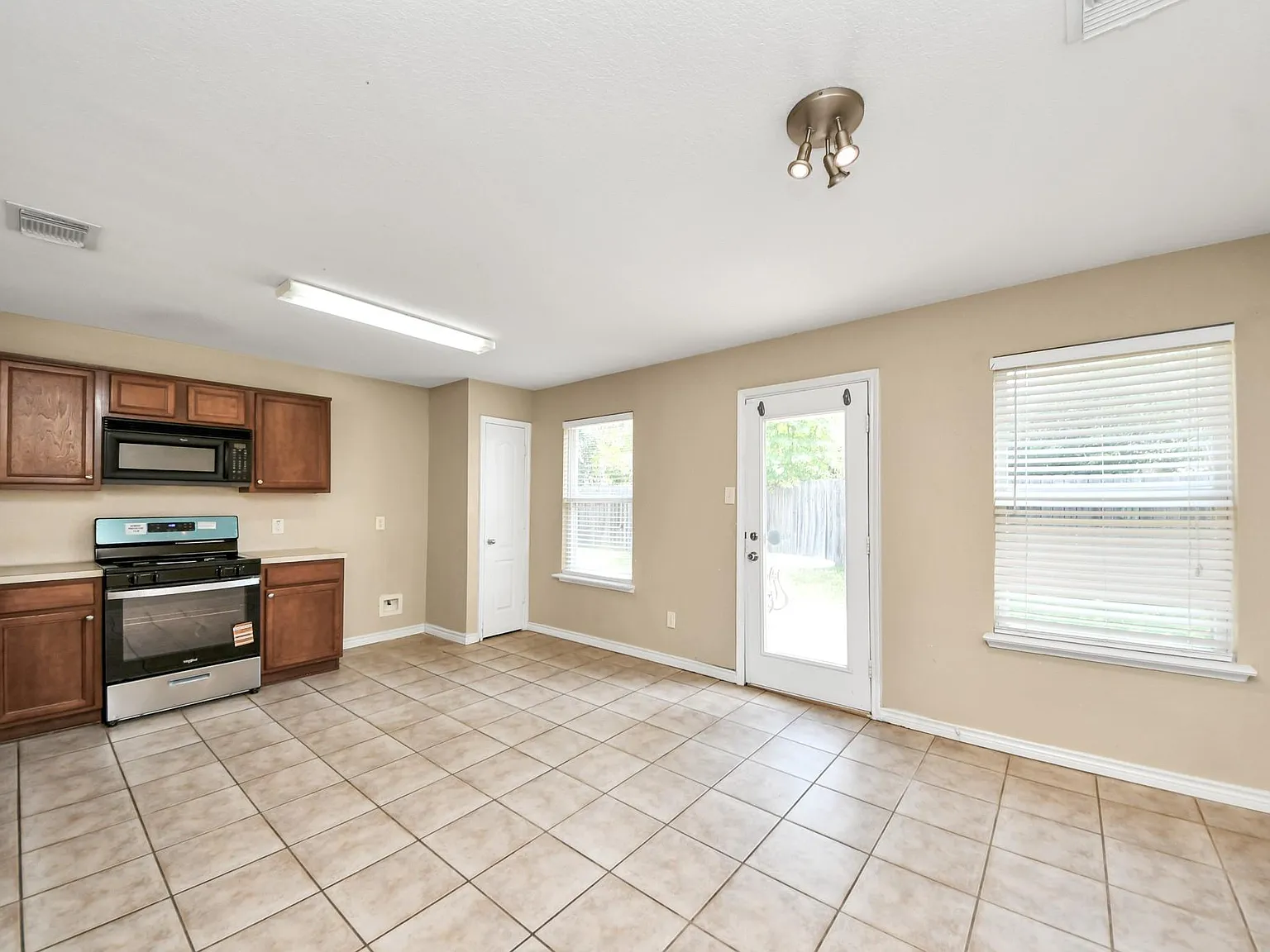 3 bed, 2.0 bath, 1818 sqft, $1,850 — Photo 3