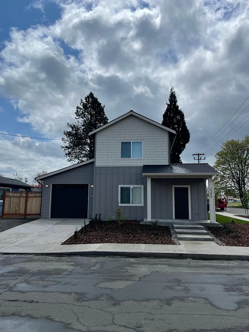 1206 NE 10th Ave photo 1