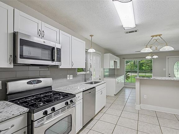4th image of 39291 Oak St