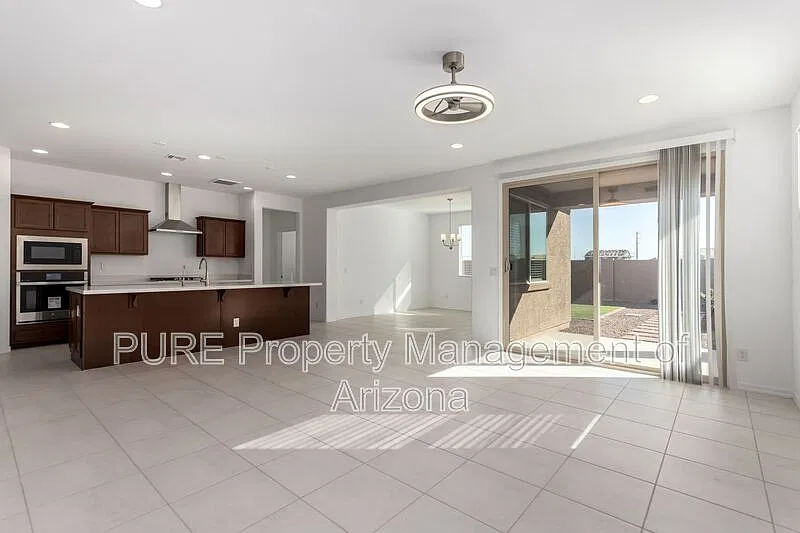 4 bed, 3.0 bath, 2352 sqft, $2,495 — Photo 2