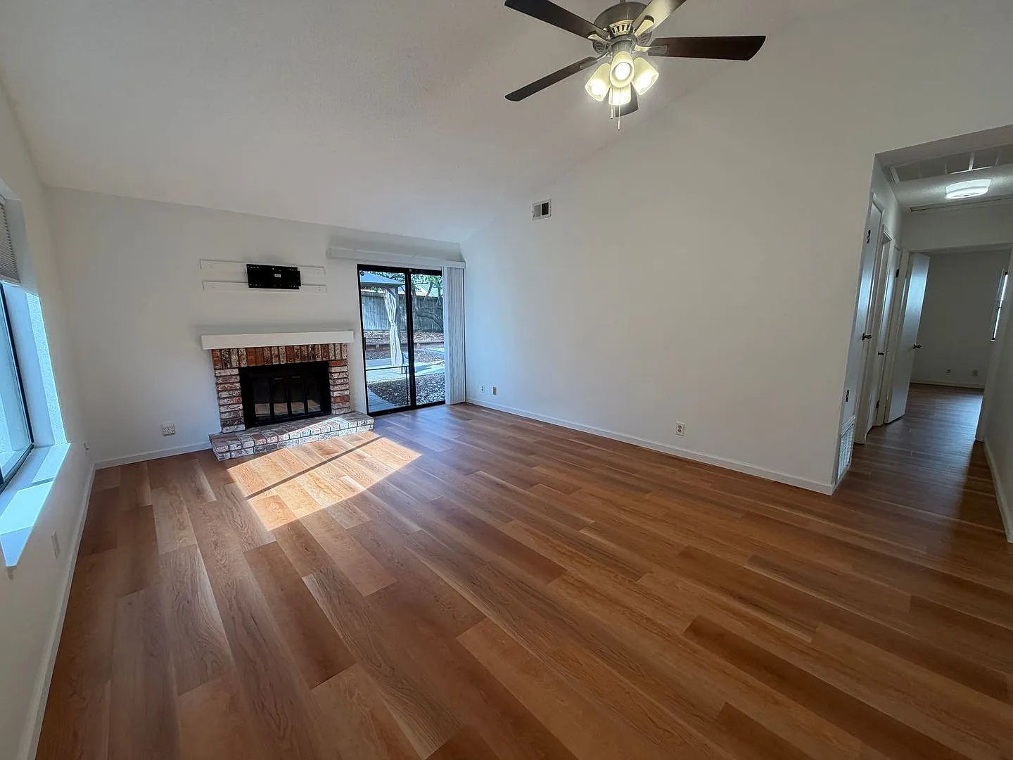 Single Story 2 Bed 2 Bath in the Solar Village Neighborhood! — Photo 3