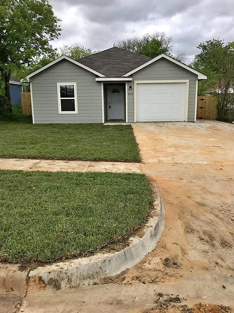 Move in Ready - 3 bedroom 2 bath 1 car garage — Photo 1