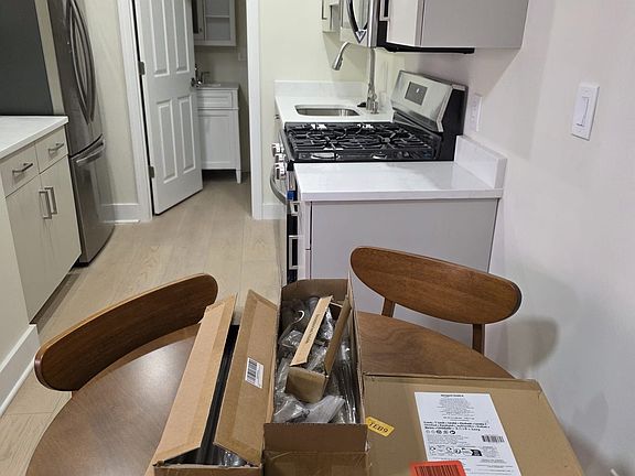 5th image of 111 Howe St #2