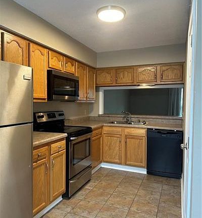 4th image of 1350 Park Dr #8