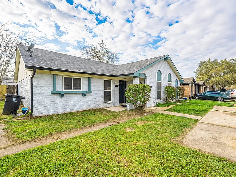 8124 Beech Cove Ln — Photo 2