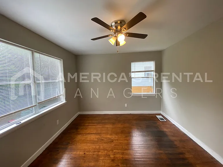 828 Vanderbilt St — Photo 8