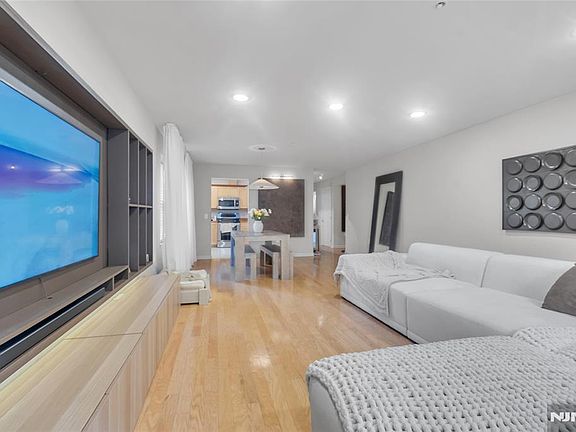 2nd image of 547 Gorge Rd APT 2E