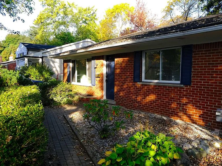 118 W Lawrence Ave — Photo 2