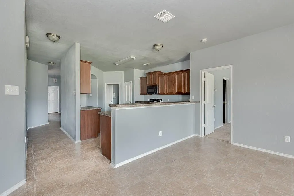 3 bed, 1873 sqft, $2,095 — Photo 4