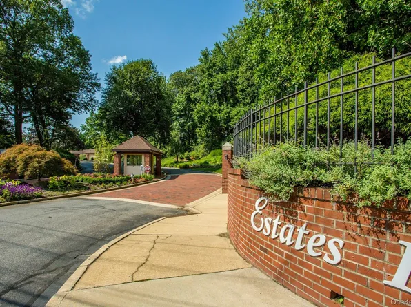 232 Linnet Court, Manhasset, NY 11030