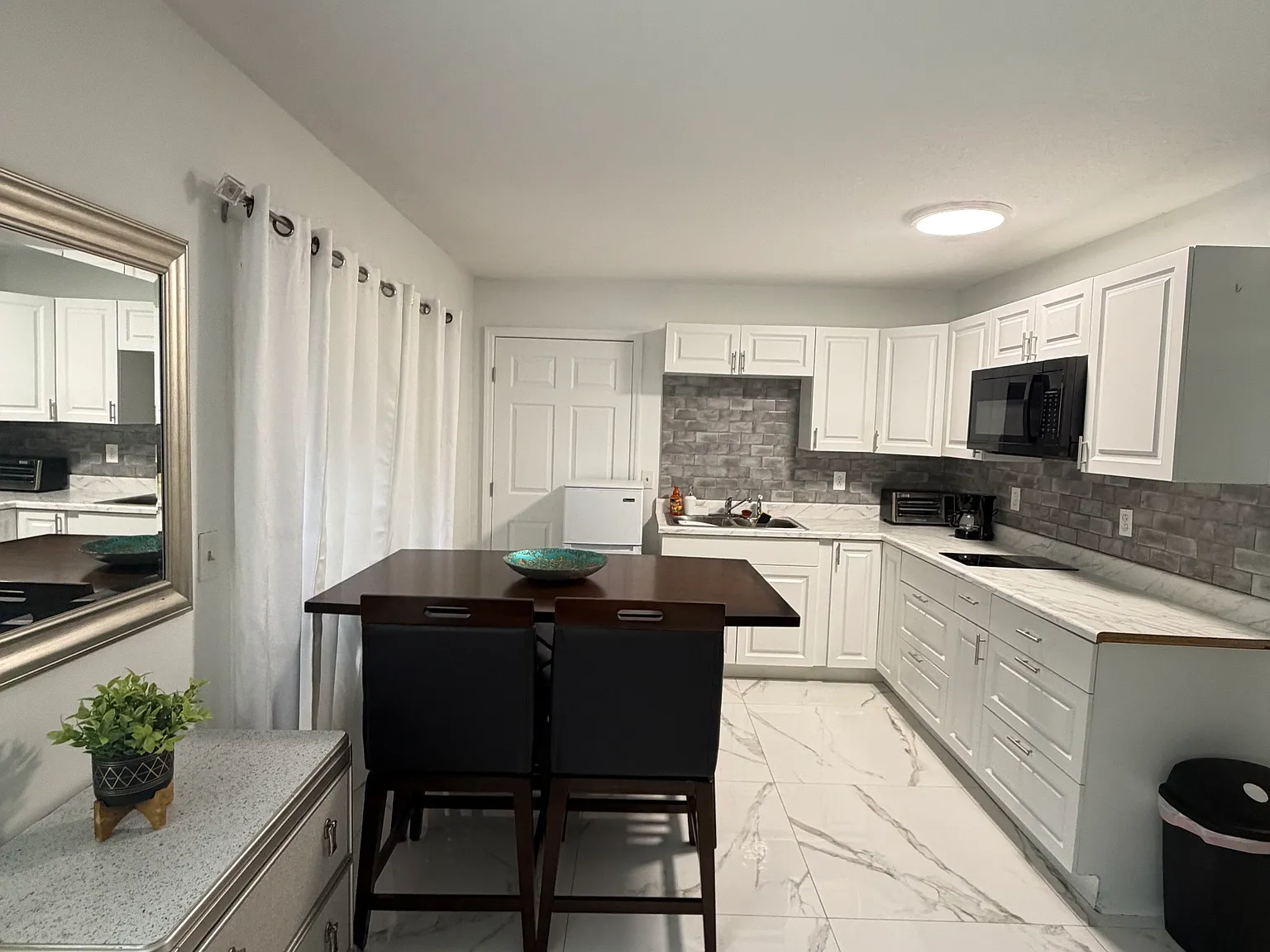 1 bed, 2110 sqft, $1,200 — Photo 2