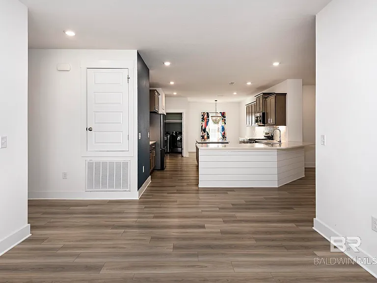 231 Bronze St — Photo 15