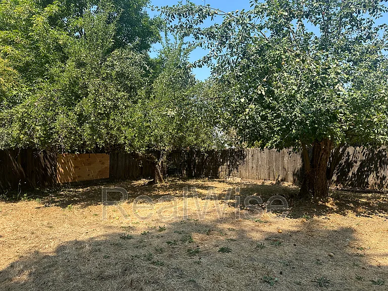 940 SE North St — Photo 41