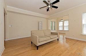 3rd image of 850 W Ainslie St APT 2W