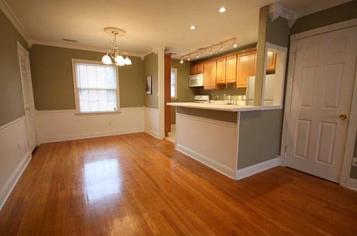 Kitchen w/ breakfast bar