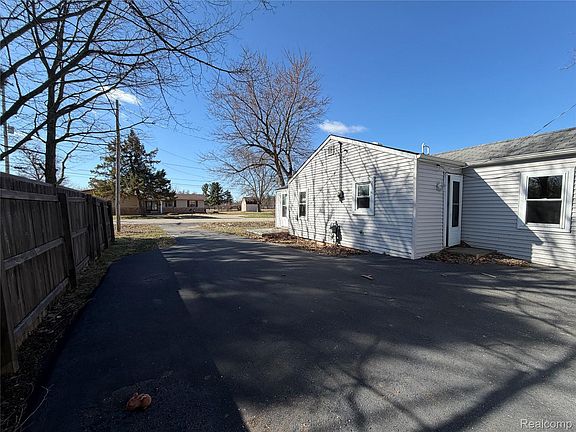 3rd image of 1038 W Pine Ave