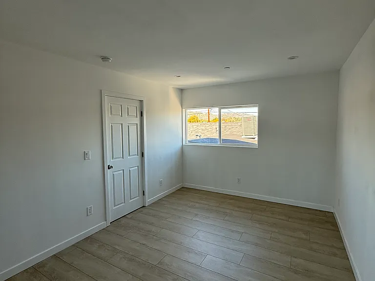 22026 Saticoy St #1/2 — Photo 11