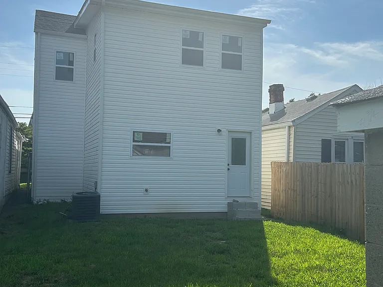 2141 Bradley Ave — Photo 23