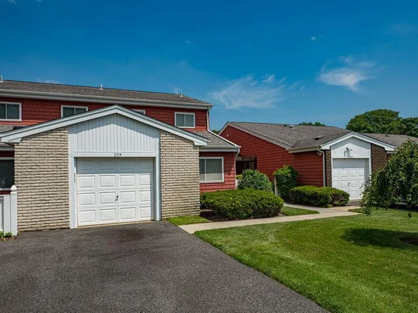 205 Flair Court E, Saint James, NY 11780