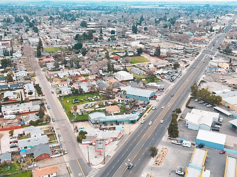 1016 N Golden State Blvd #A — Photo 3