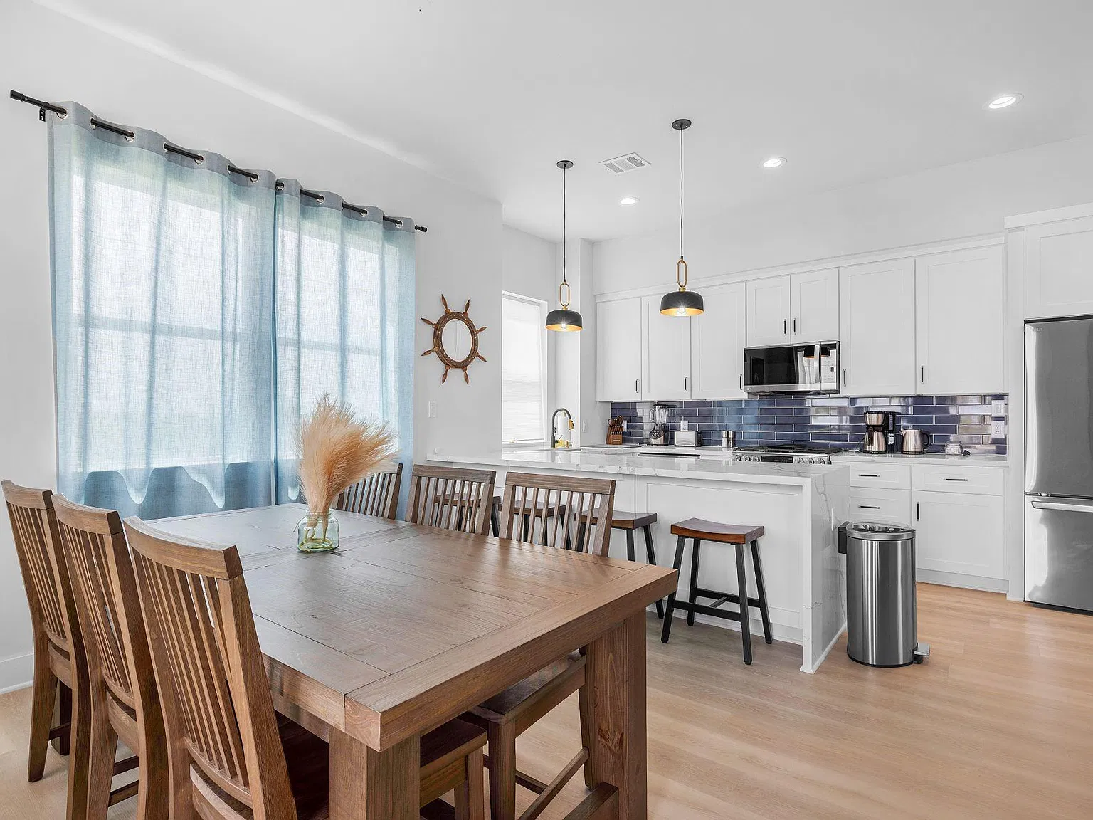 4 bed, 4.5 bath, 2049 sqft, $4,900 — Photo 4