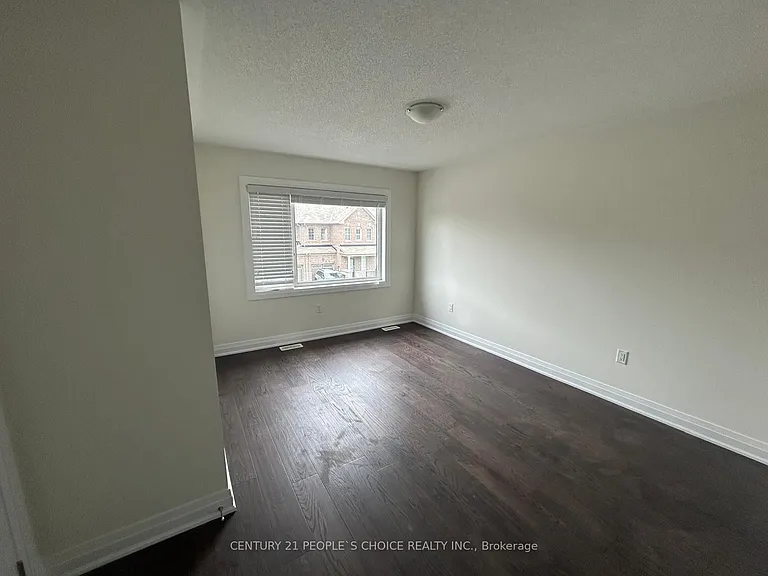66 Circus Cres — Photo 15