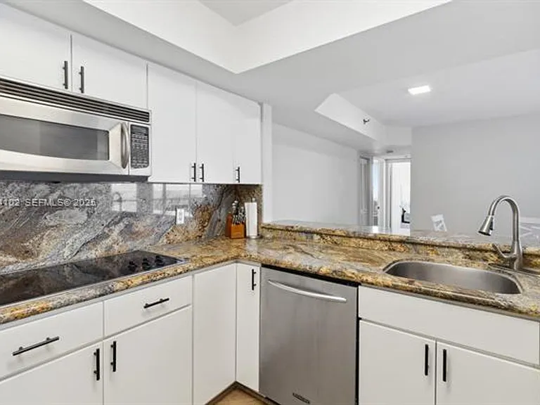6767 Collins Ave #909 — Photo 8