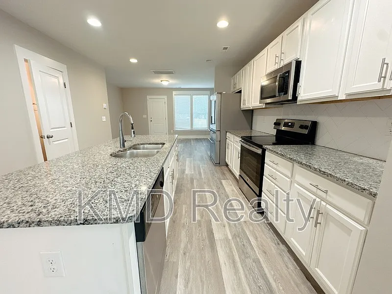 3 bed, 2.5 bath, $2,095 — Photo 3