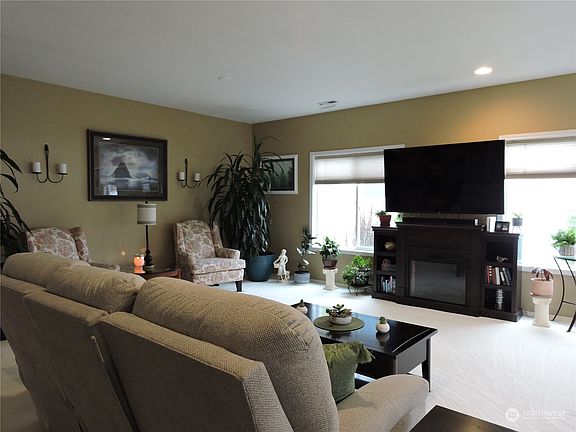 4th image of 712 Willow Ave NE