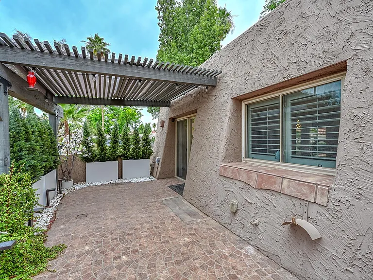 PRIVATE FENCED PATIO