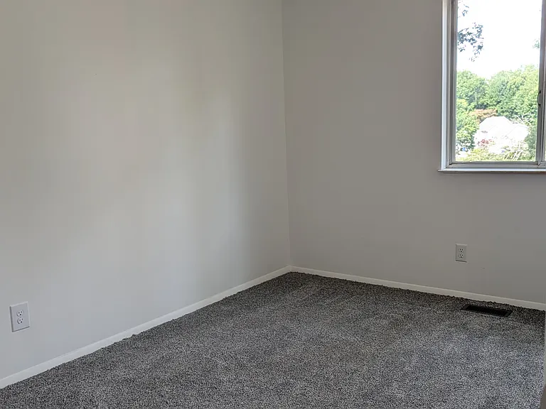 507 Lancelot Dr — Photo 2