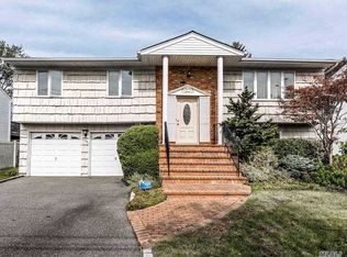 2047 Illona Ln, Merrick, NY 11566