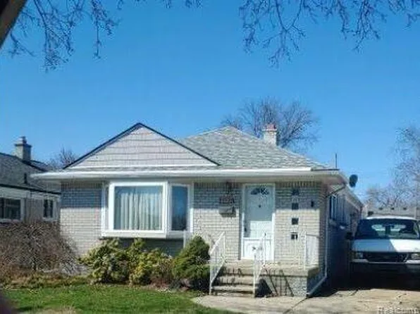 26201 Ursuline St, Saint Clair Shores, MI 48081