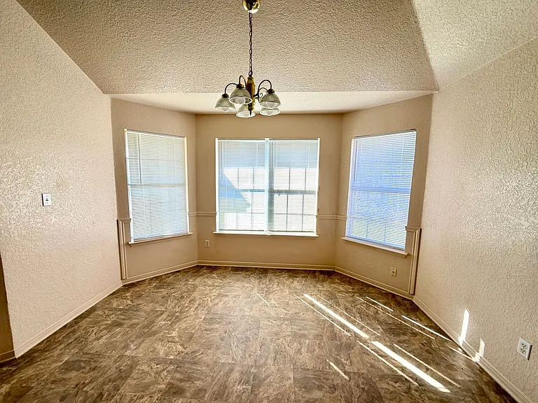 2202 Amethyst Dr — Photo 3