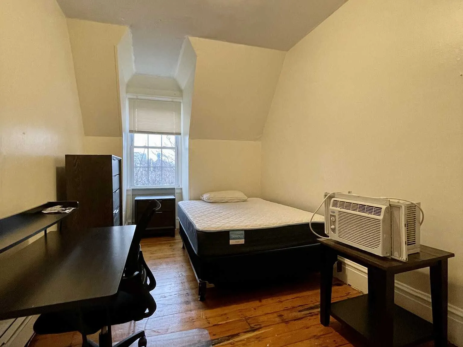 4 bed, $6,600 — Photo 1