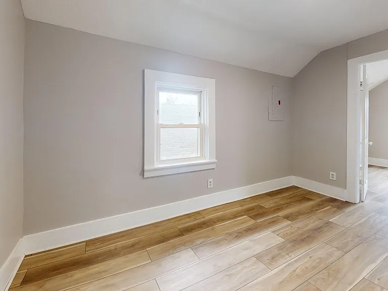 1031 W 9th St — Photo 27