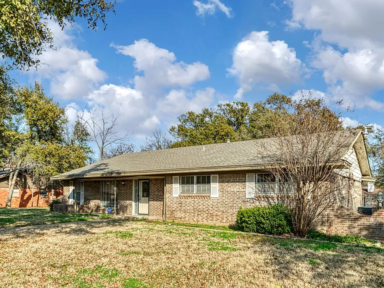 1605 Arrowhead Dr — Photo 2