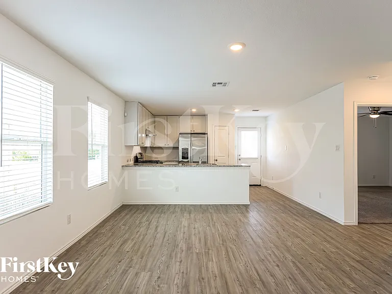 1335 White Willow — Photo 6