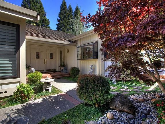 3rd image of 213 Live Oak Dr