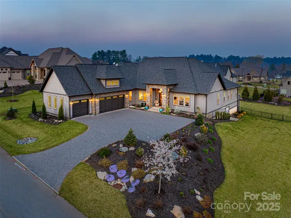 274 Daniel Circle Dr, Mills River, NC 28759