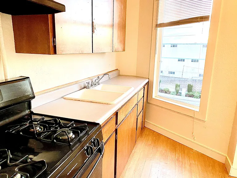 1201 Everett Ave — Photo 3