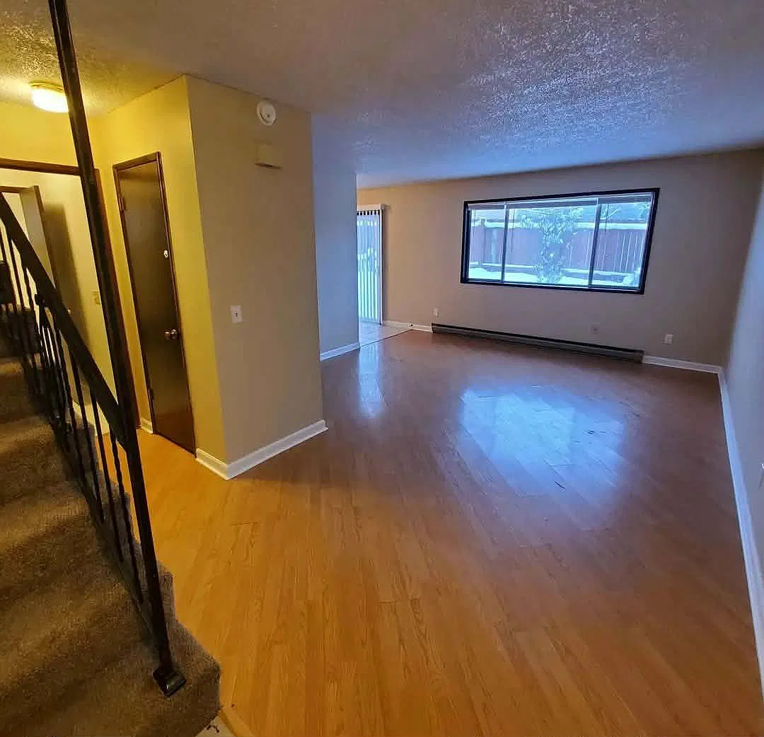 3 bed, 2.5 bath, 1100 sqft, $1,350 — Photo 2
